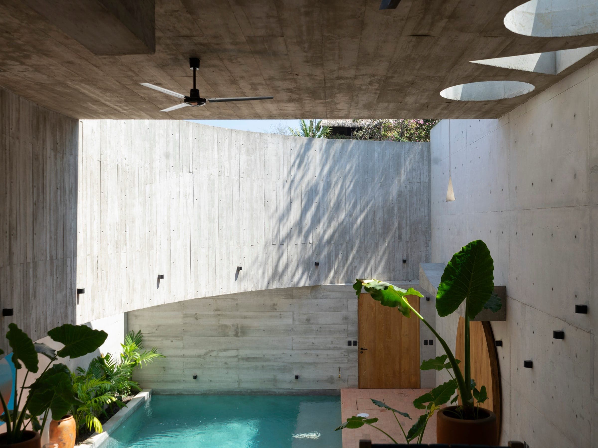 Casa Campeche, alberca bajo el volado de concreto